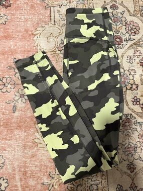 Lululemon camo leggings size 6